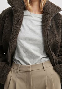 NA-KD Abrigo de invierno - brown