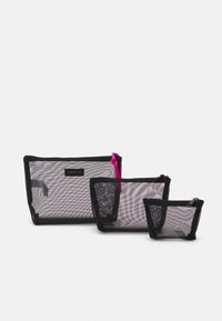 Set de trei pungi transparente din plasă cu fermoar, de culoare neagră, cu accesorii contrastante roz și negre. Dimensiuni variate pentru organizarea stocării.