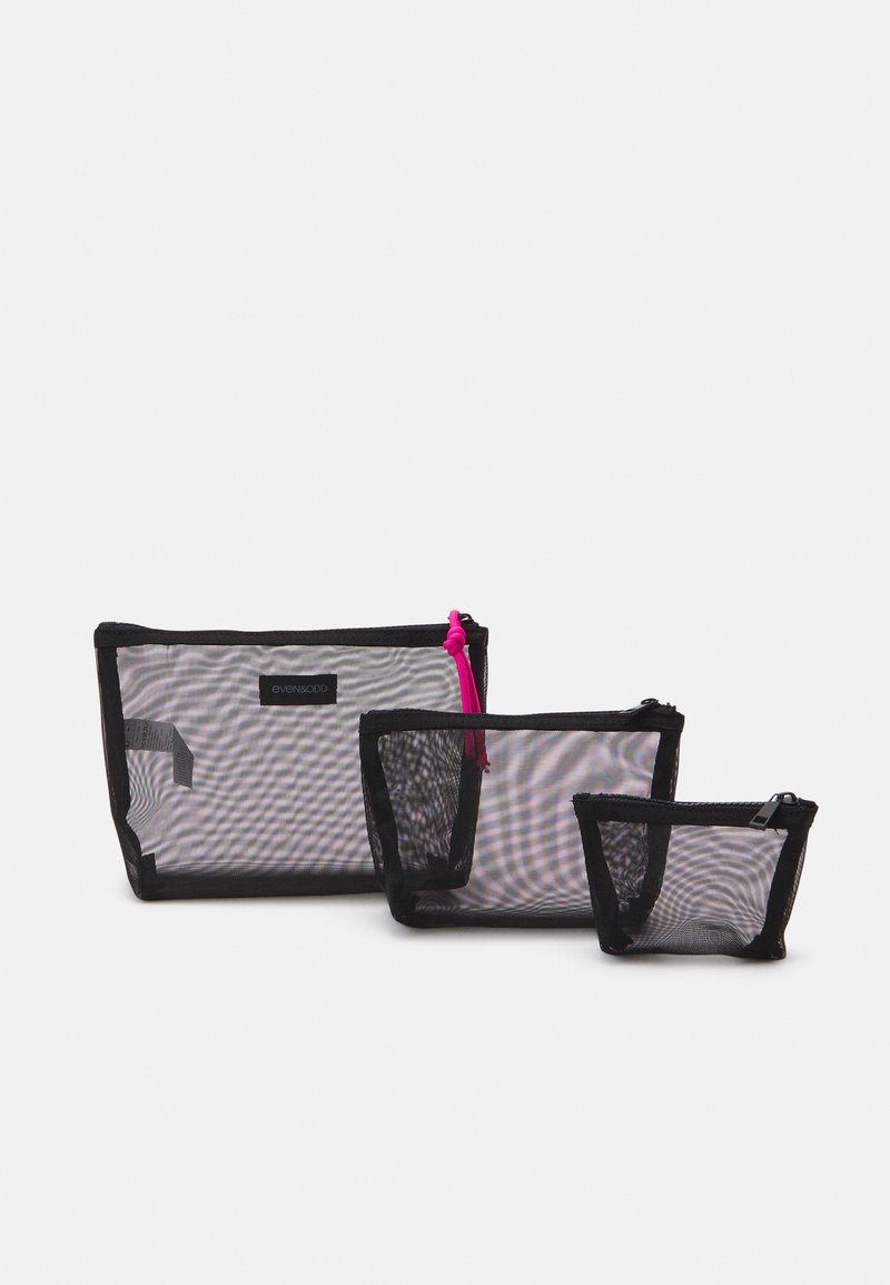 Set de trei pungi transparente din plasă cu fermoar, de culoare neagră, cu accesorii contrastante roz și negre. Dimensiuni variate pentru organizarea stocării.