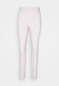 Vaaleanpunaiset, istuvat housut, jotka on valmistettu sileästä kankaasta. Niissä on tasainen vyötärö ja sivuvetoketju. Kapea lahje ilman näkyviä kuvioita.