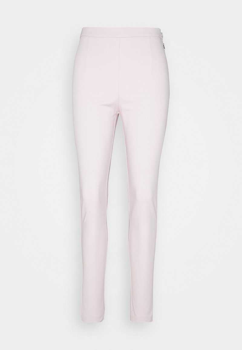 Vaaleanpunaiset, istuvat housut, jotka on valmistettu sileästä kankaasta. Niissä on tasainen vyötärö ja sivuvetoketju. Kapea lahje ilman näkyviä kuvioita.