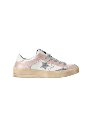Sneaker bassa bianca e rosa con disegni a stella argentati, lacci grigi e suola in gomma beige consumata.
