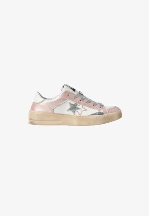 Sneaker bassa bianca e rosa con disegni a stella argentati, lacci grigi e suola in gomma beige consumata.