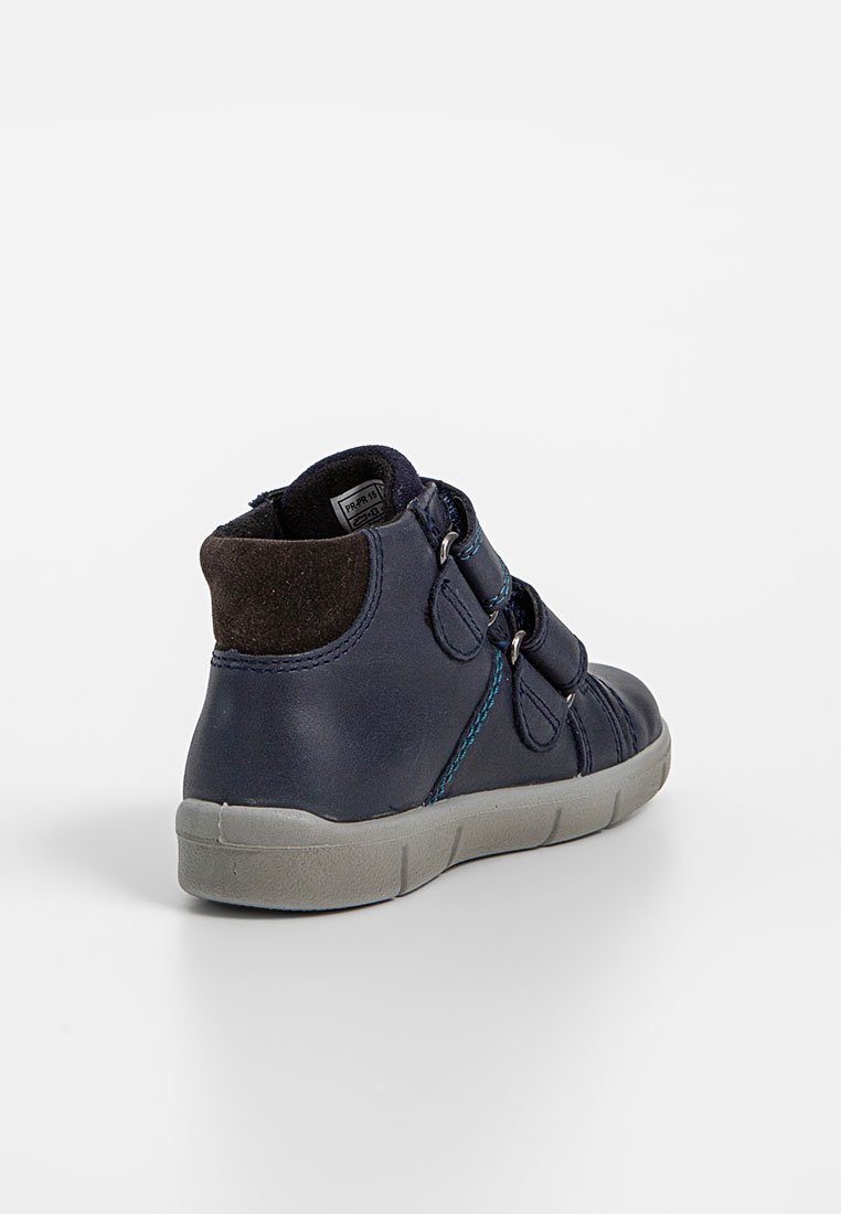 Dunkelblaue Kinder-Hochtopsneaker mit zwei Klettverschlüssen, braunem gepolstertem Kragen, blauen Nähten und grauer Gummisohle, schrägansicht auf weißem Hintergrund.