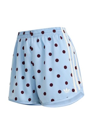 Shorts sportivi azzurri chiaro con pois scuri, vita elastica, strisce laterali bianche e un piccolo logo Adidas trifoglio sull'orlo.