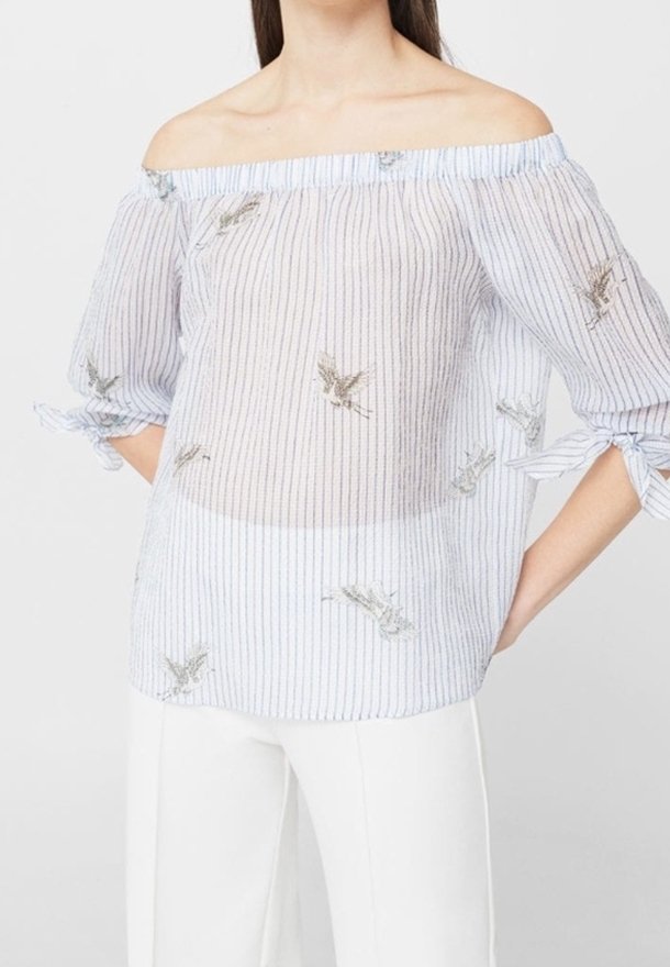 Schulterfreies, durchscheinendes Blusenshirt in Hellblau mit weißen Streifen, verziert mit silberner Vogelstickerei und kurzen, gebundenen Ärmeln.