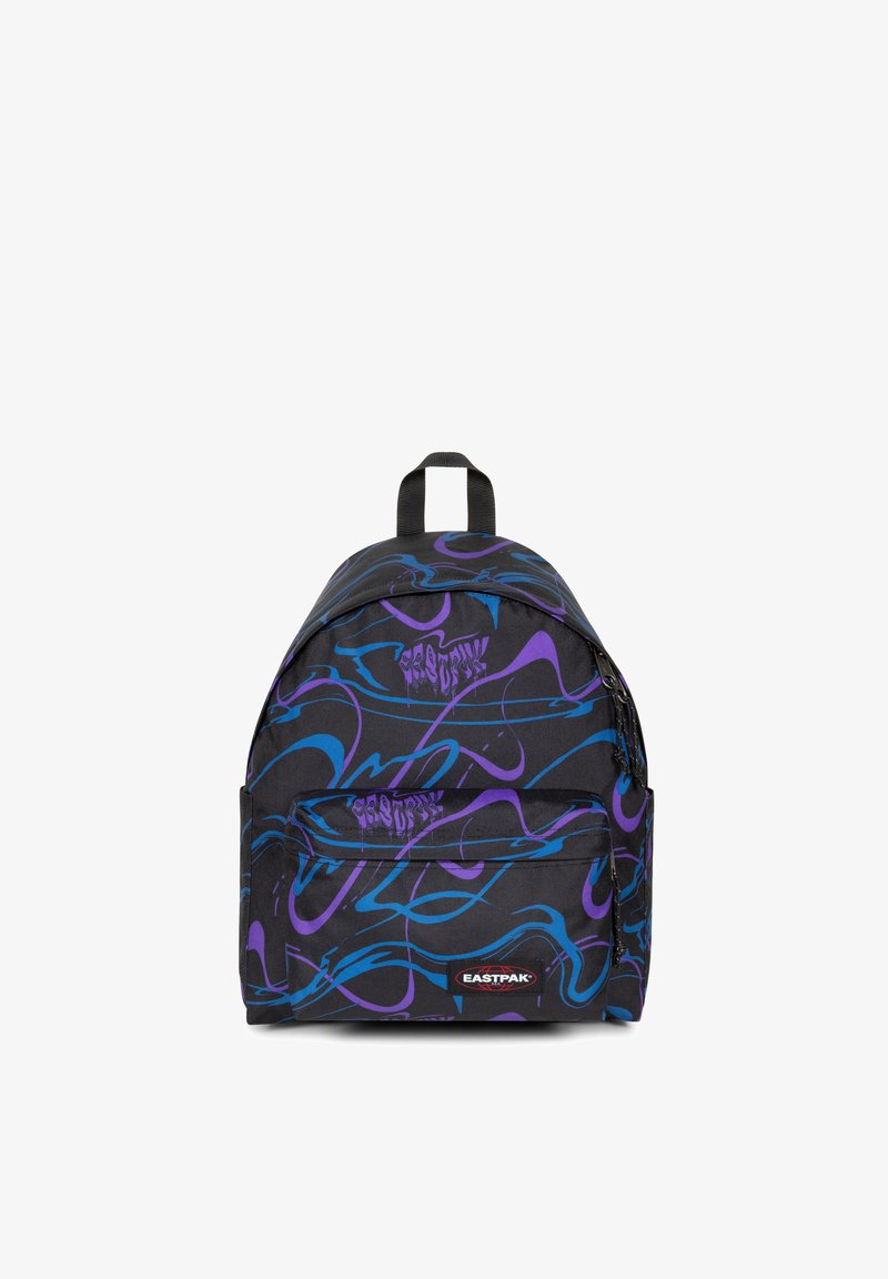 Mochila negra con patrones en espiral de colores azul y púrpura. Cuenta con una asa en la parte superior, correas ajustables y un bolsillo frontal con cremallera que lleva el logo.