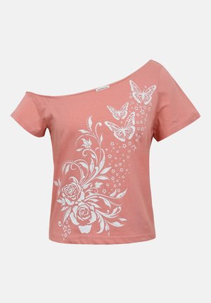 Ružové tričko s odhalenými ramenami, s bielym kvetinovým a motýľovým vzorom na prednej strane, krátkymi rukávmi a priliehavým strihom.