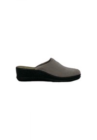 Scarpa slip-on in scamosciato grigio con punta arrotondata e suola in gomma nera a zeppa, caratterizzata da una texture liscia e un design minimalista.