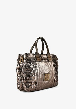 Bolso de mano de cuero trenzado metálico marrón con dos asas y una etiqueta de marca cuadrada en el panel frontal.
