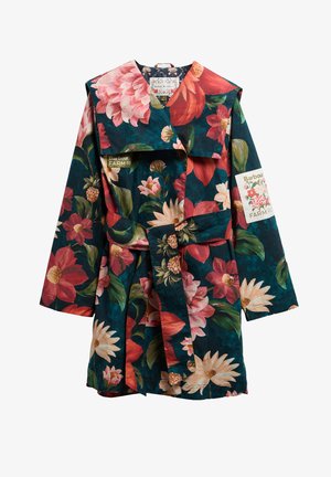 Virágmintás, övvel ellátott kabát sötétzöld, piros és rózsaszín árnyalatokban, nagy virágokkal, a Barbour Farm Rose márkajelzéssel a mellrészen és az ujjon.