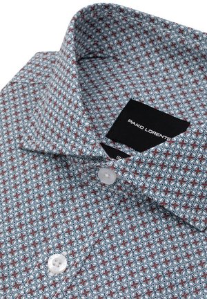 Koszulka z guzikiem w wzory, charakteryzująca się niebieskim, czerwonym i białym geometrycznym wzorem, miękkim materiałem oraz klasycznym kołnierzykiem z metką.