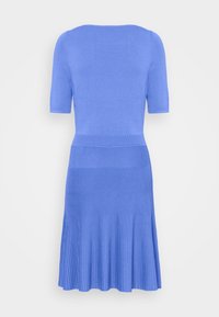 Robe bleue mi-longue avec manches courtes, taille cintrée et jupe plissée, présentée sur fond blanc.