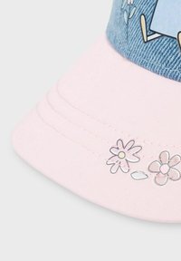 Lippis, jolla on farkkukankainen sininen kruunu ja vaaleanpunainen lippa. Lippiksessä on painettuja pastelivärisiä kukkakuoseja lippareunassa. Puuvillamateriaali, jossa on ommeltuja yksityiskohtia.