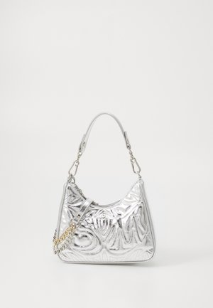 Borsa a tracolla metallica argento con design embossato, forma semi-strutturata, manico superiore e una tracolla accentuata da catena per opzioni di trasporto versatili.