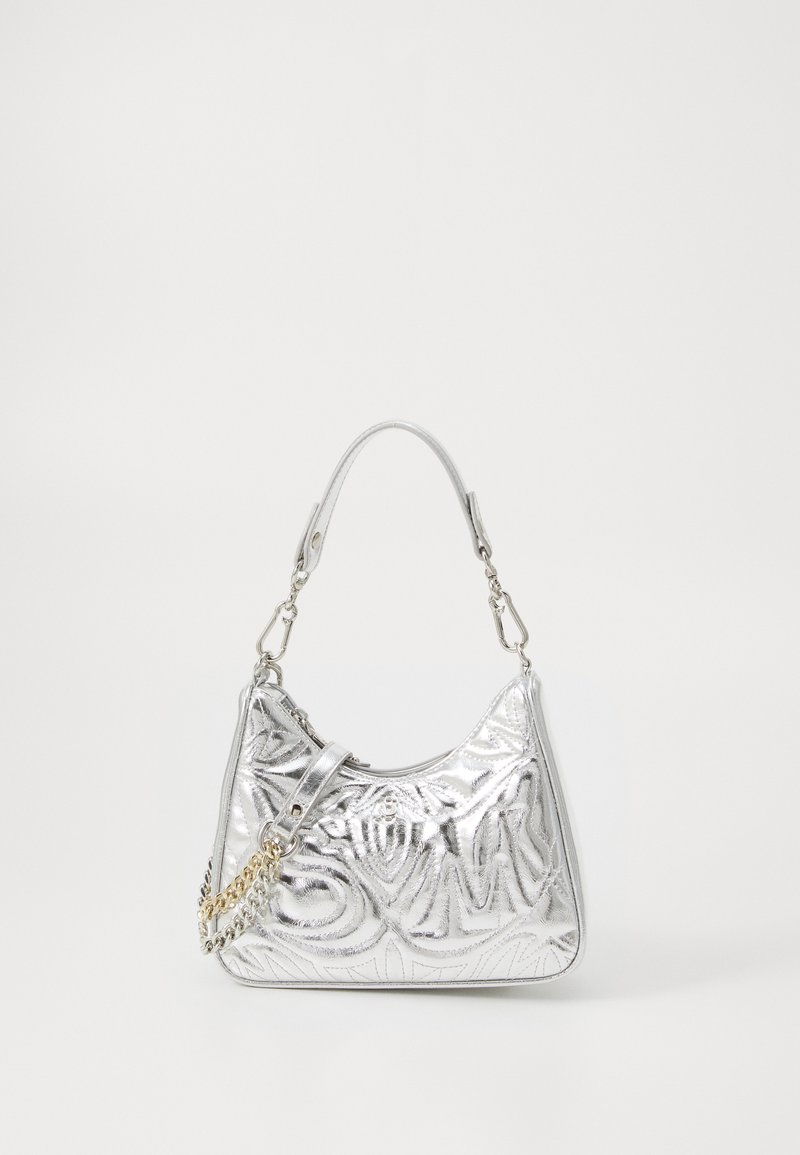 Zilveren metallic handtas met reliëfpatroon, semi-gestructureerde vorm, een bovenhandvat en een strap met kettingaccenten voor veelzijdige draagmogelijkheden.