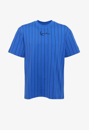 Blauw T-shirt met korte mouwen, voorzien van verticale zwarte strepen, een ronde halslijn en een subtiel zwart logo op de borst. Gemaakt van een geribbelde stof.