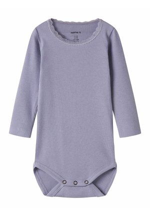 Body bébé violet lilas à manches longues en tissu côtelé, avec un col orné de dentelle et trois boutons-pression à l’entrejambe pour un changement de couche facile.