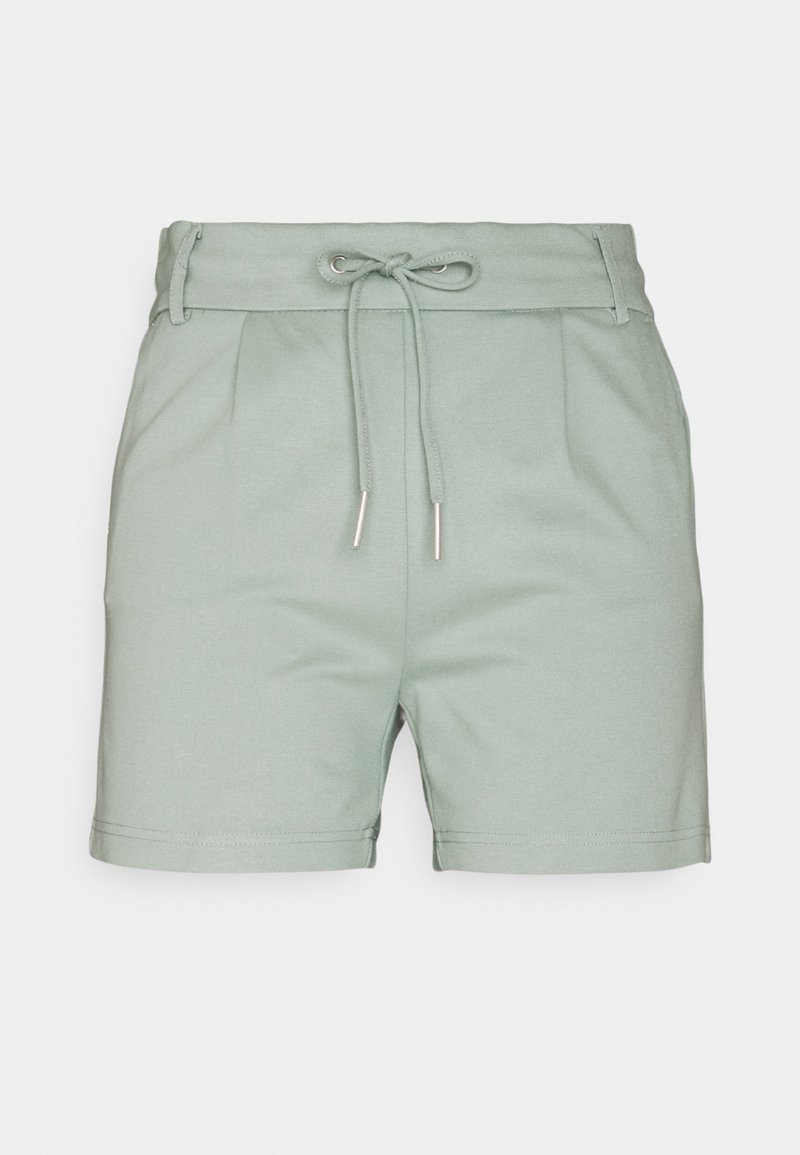 Shorts décontractés vert clair avec une taille haute, des passants pour ceinture, des plis à l'avant et un cordon de serrage avec embouts métalliques.