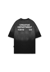 Schwarzes oversized T-Shirt mit rundem Ausschnitt und kurzen Ärmeln. Auf der Rückseite befindet sich weißer Text: „CREATIVE DEPARTMENT ® 2018 CD.“