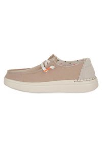Chaussure en toile beige avec des lacets blancs, panneau de talon contrastant et couture latérale texturée. Présente une semelle intérieure légèrement rembourrée avec un motif géométrique.