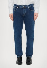 Pantalones vaqueros de mezclilla azul oscuro con corte de pierna recta, diseño de cinco bolsillos, cierre con botón metálico y detalles de costura en contraste.