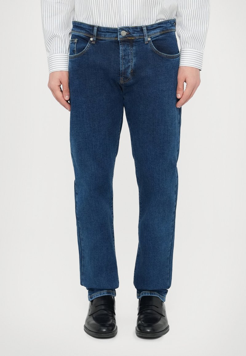 Pantalones vaqueros de mezclilla azul oscuro con corte de pierna recta, diseño de cinco bolsillos, cierre con botón metálico y detalles de costura en contraste.