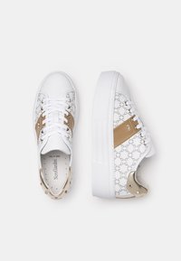 Białe sneakersy z wzorzystą cholewką, złotymi akcentami i białą gumową podeszwą. Posiadają sznurowany design oraz dekoracyjne metalowe elementy.