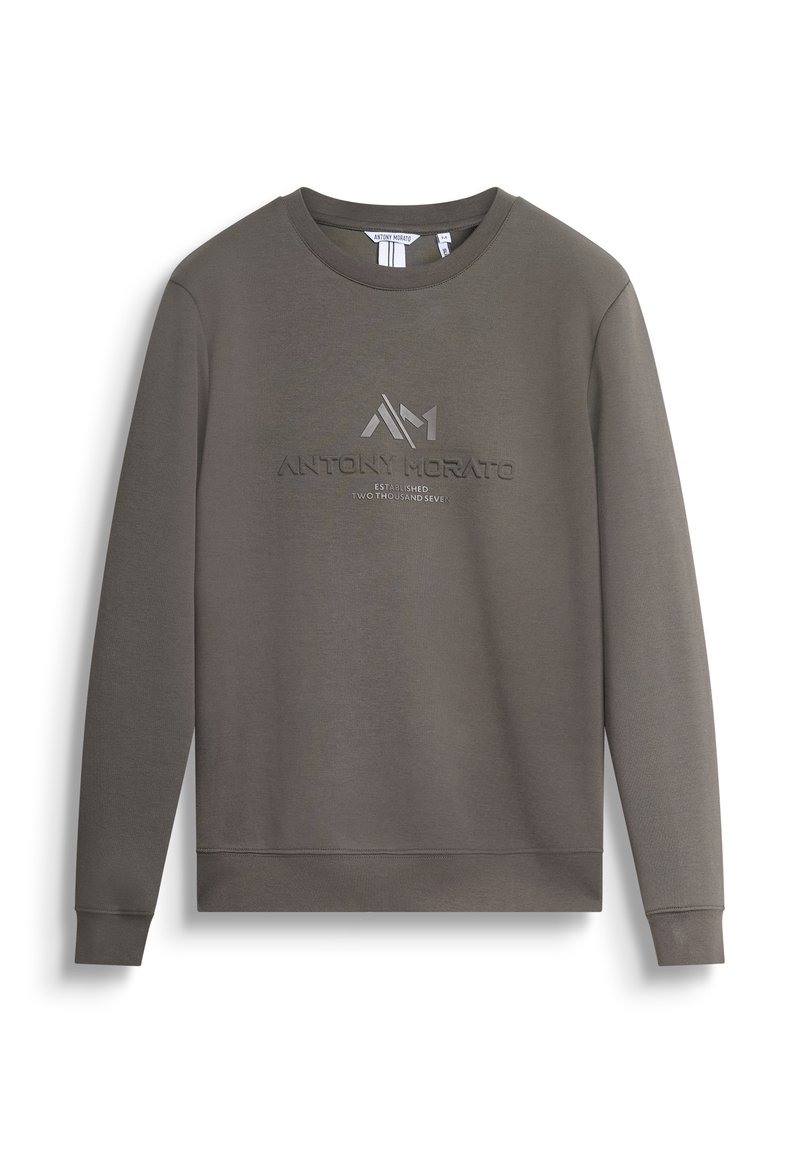 Sudadera gris hecha de tela suave, con cuello redondo, mangas largas y un estampado de logo texturizado en la parte frontal.