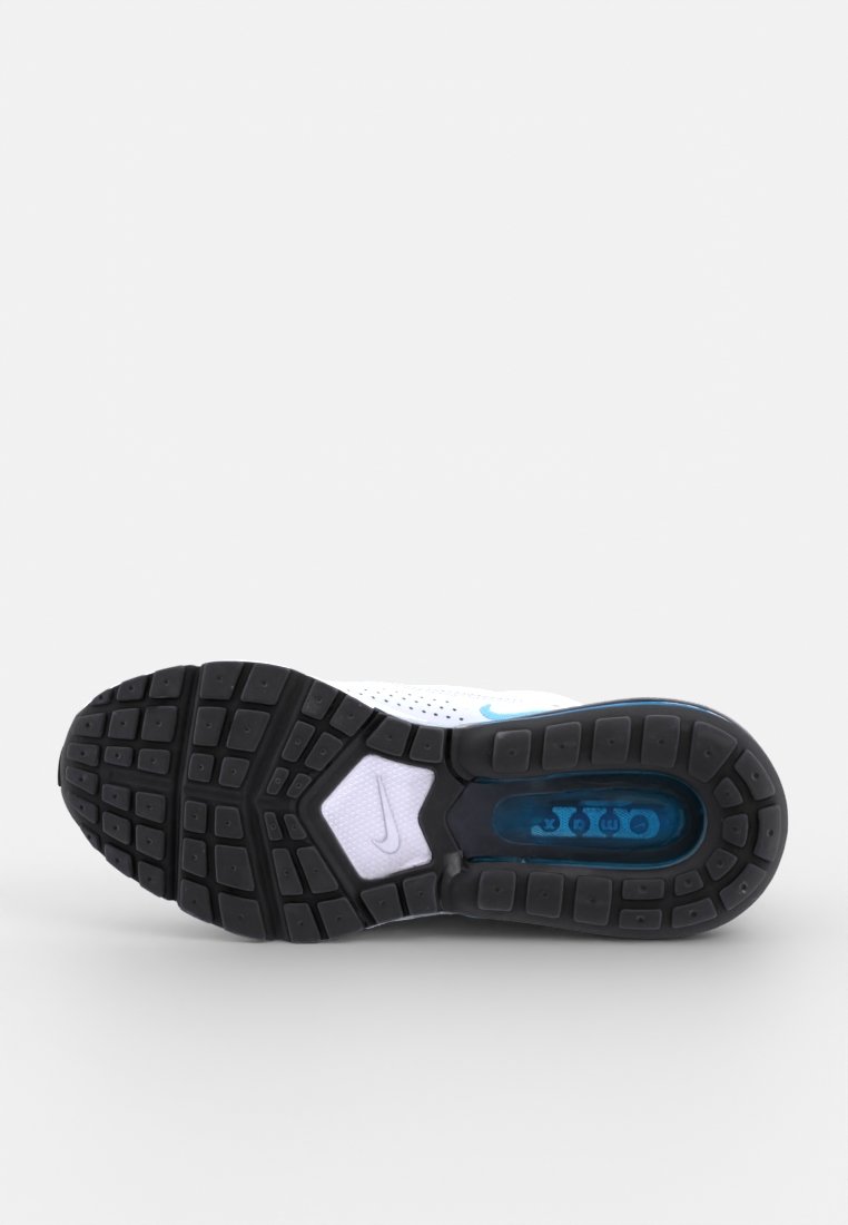 Baskets Nike avec une tige en maille blanche, une semelle en caoutchouc noire et des accents bleus. Présente une unité d'air visible au niveau du talon et un motif de semelle texturé.