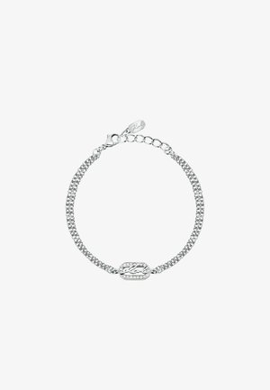 Bracciale in argento con ciondolo rettangolare con logo, accentuato da piccoli cristalli trasparenti, maglie testurizzate e chiusura a moschettone.