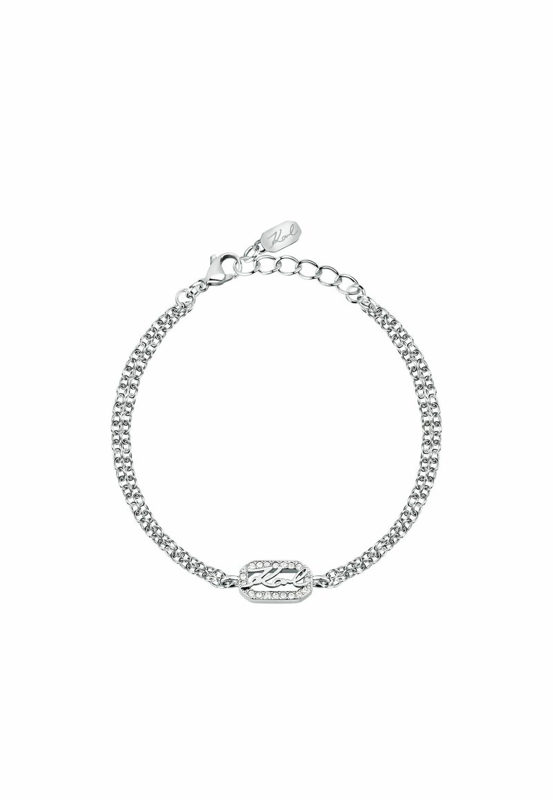 Bracciale in argento con ciondolo rettangolare con logo, accentuato da piccoli cristalli trasparenti, maglie testurizzate e chiusura a moschettone.
