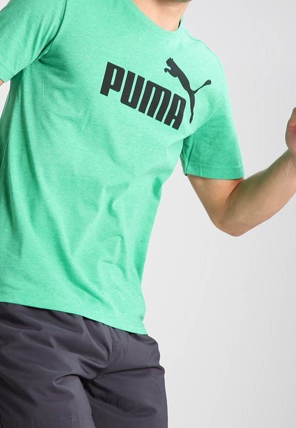 Grön bomullströja med en stor svart "PUMA" logotyp och en puma-siluett. Rundhalsdesign; korta ärmar ger en avslappnad passform.
