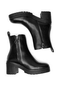 Čierne kožené členkové topánky s textúrovaným, masívnym opätkom. Obsahujú bočný zips a pútko pre jednoduché obúvanie. Hladký povrch, minimalistický dizajn.