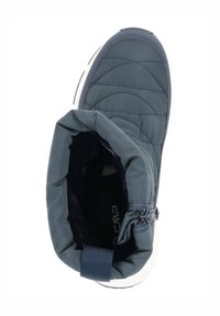 Botte isolée bleu marine avec une texture matelassée, revers repliable, semelle blanche et une languette décorative pour un enfilage facile.