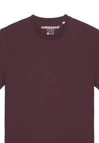 Bordeauxrotes Rundhals-T-Shirt aus weichem Stoff. Mit einem Etikett mit Pflegehinweisen und dem gedruckten Markenlogo im Kragen.