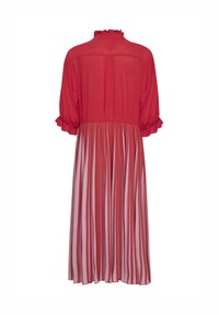 Rochie midi plisată roșie, cu guler fronsat, mâneci scurte tip puff și un corp superior transparent, tranziționând într-o fustă plisată fluidă.