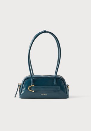 Bolso de cuero azul verdoso con dos asas largas, detalle de hebilla de metal dorado, cierre con cremallera y pequeño logo de la marca en el panel frontal.