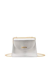 Borsa a tracolla in finta pelle argento con pattina curva, tracolla a catena dorata e targhetta logo dorata. Presenta una forma rettangolare elegante e una superficie liscia.