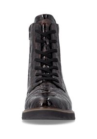 Bottine noire brillante avec motif crocodile, lacets noirs, fermeture éclair latérale et semelle épaisse en caoutchouc vue de face.