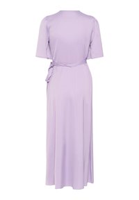 Robe midi lilas à manches courtes, encolure ronde et ceinture en tissu assorti nouée à la taille, vue de dos.