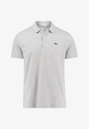 Hellgraues kurzärmliges Poloshirt mit Kragen, drei Knöpfen und kleinem grünem Krokodil-Logo auf der linken Brust.