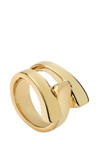 Anillo de metal dorado con un diseño en capas. Presenta formas suaves y curvadas, así como un acento rectangular que refleja la luz con un acabado brillante.