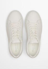 Λευκά δερμάτινα αθλητικά παπούτσια με υφή στην επιφάνεια, επίπεδα κορδόνια και ραμμένο σχέδιο. Διαθέτουν λογότυπο στη γλώσσα και επενδεδυμένο γιακά.