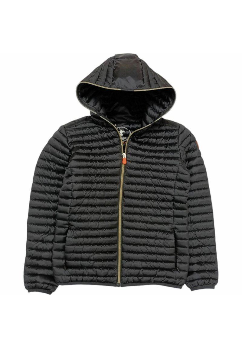 Giacca a vento nera con cappuccio, caratterizzata da una texture trapuntata, una zip frontale e polsini elasticizzati. Nota cerniera arancione e branding discreto.
