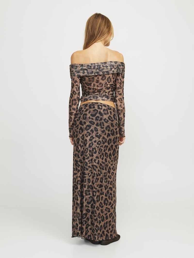 Dwuczęściowy strój w panterkę, składający się z dopasowanej bluzki bez ramiączek z długim rękawem oraz długiej spódnicy, oba z przezroczystej brązowej i czarnej siateczki.