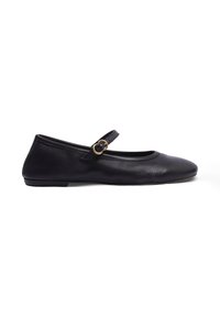 Schwarze Leder-Ballettschuhe mit runder Zehe, leichtem Absatz und verstellbarem Riemen mit einer goldfarbenen Schnalle. Glatte Textur und minimalistisches Design.