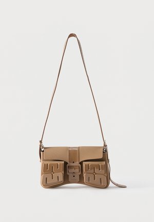 Τσάντα ώμου ταμπά με μακρύ ιμάντα, κεντρική αγκράφα και δύο μπροστινές τσέπες με ανάγλυφα μοτίβα που μοιάζουν με λαβύρινθο.