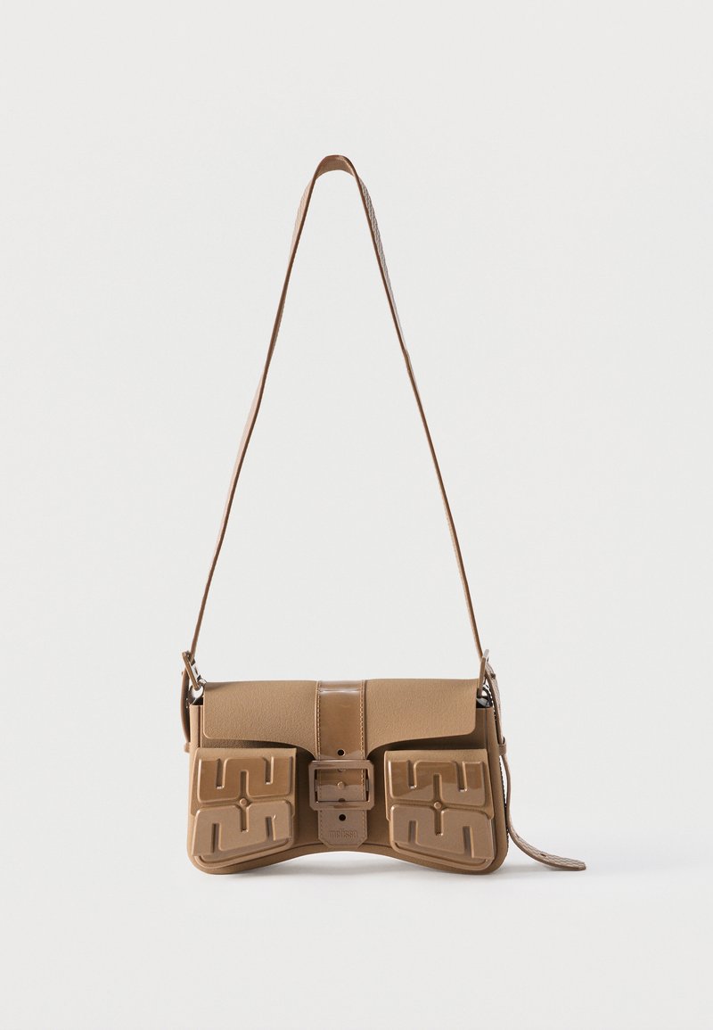 Τσάντα ώμου ταμπά με μακρύ ιμάντα, κεντρική αγκράφα και δύο μπροστινές τσέπες με ανάγλυφα μοτίβα που μοιάζουν με λαβύρινθο.