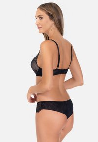 Czarny zestaw bielizny składający się z biustonosza z koronkowym wykończeniem, z regulowanymi ramiączkami oraz pasującymi majtkami, o fakturze w paski i koronkowych akcentach.